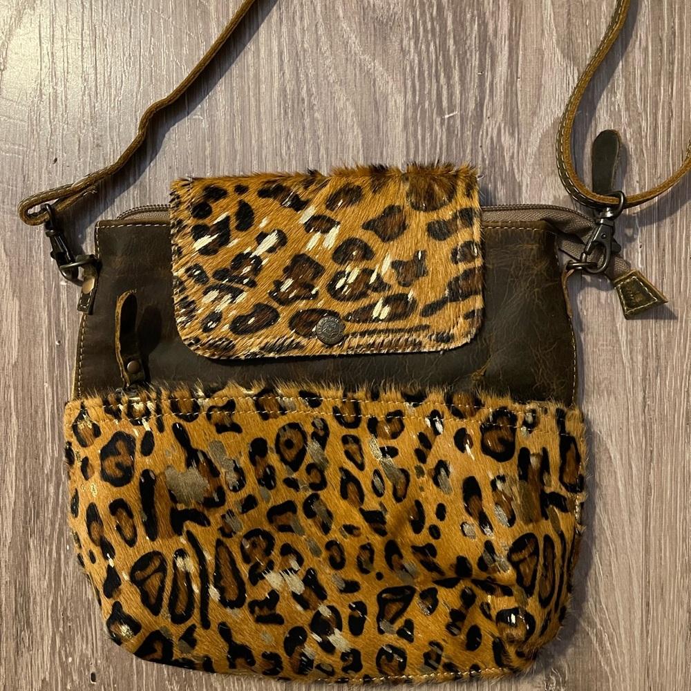 Myra leather and canvas Cheetah Print Handbag. EUC.